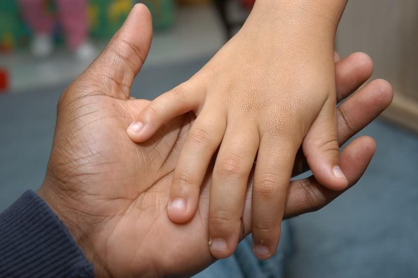 Hand in hand.jpg (850×565)
